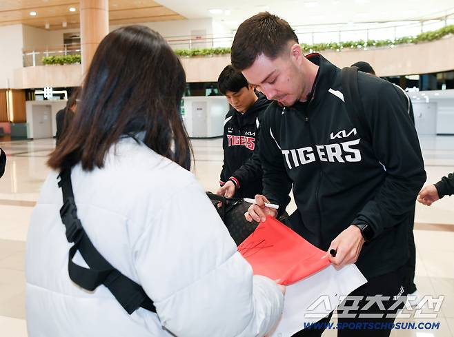 KIA 타이거즈 이범호 감독과 코칭스태프, 외국인 선수들이 22일 오후 김포공항에 도착해 스프링캠프 장소인 일본 아마미오시마로 출국했다. 데일이 팬에게 사인을 해주고 있다. 김포공항=정재근 기자 cjg@sportschosun.com/2026.1.22/