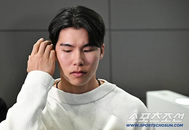 21일 오후 김혜성이 인천공항 제2터미널을 통해 출국했다. 출국에 앞서 팬들에게 사인을 해주고 있는 김혜성. 인천공항=송정헌 기자songs@sportschosun.com/2026.01.21/