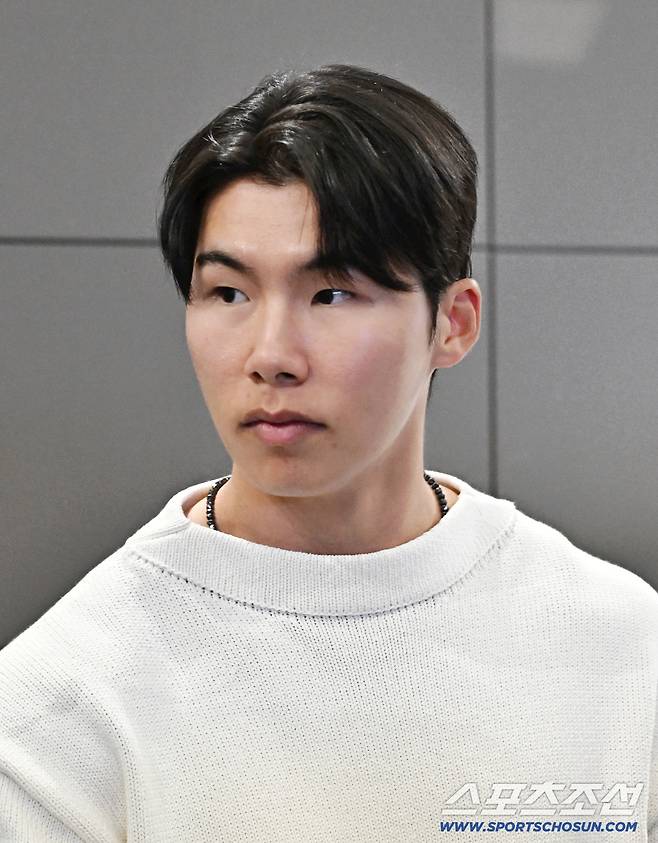 21일 오후 김혜성이 인천공항 제2터미널을 통해 출국했다. 출국 준비를 하고 있는 김혜성. 인천공항=송정헌 기자songs@sportschosun.com/2026.01.21/