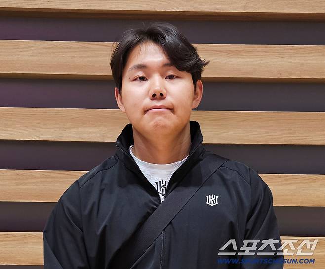 출국전 인터뷰에 임한 KT 소형준. 김영록 기자