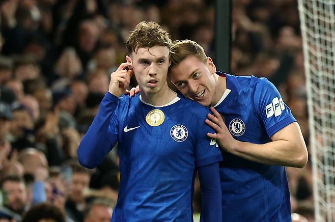 epa12656460 Chelsea?s Cole Palmer (L) celebrates with his teammate Liam Delap after scoring the 2-0 goal during the English Premier League match between Chelsea FC and Brentford FC in London, Britain, 17 January 2026.  EPA/ANDY RAIN EDITORIAL USE ONLY. No use with unauthorized audio, video, data, fixture lists, club/league logos, 'live' services or NFTs. Online in-match use limited to 120 images, no video emulation. No use in betting, games or single club/league/player publications.<저작권자(c) 연합뉴스, 무단 전재-재배포, AI 학습 및 활용 금지>