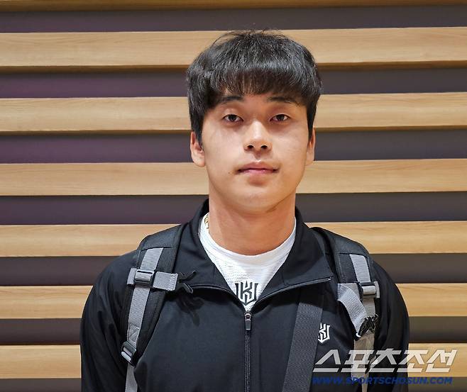 출국전 인터뷰에 임한 박영현. 김영록 기자