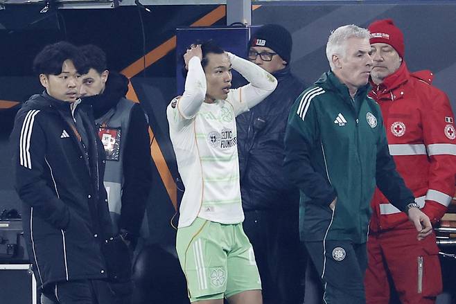 epa12672003 Celtic's Reo Hatate leaves the pitch after being sent off during the UEFA Europa League soccer match between Bologna FC and Celtic FC, in Bologna, Italy, 22 January 2026.  EPA/ELISABETTA BARACCHI<저작권자(c) 연합뉴스, 무단 전재-재배포, AI 학습 및 활용 금지>