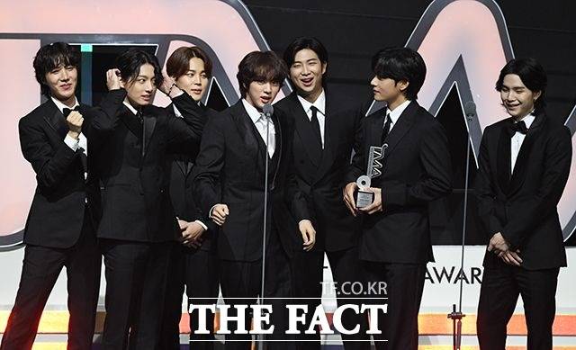 방탄소년단의 고양 콘서트 3회차가 팬클럽 선예매에서 전석 매진을 기록했다. 사진은 '2022 더팩트 뮤직 어워즈'에서 '팬앤스타 최다 득표상' 가수 부문을 수상한 뒤 소감을 말하고 있는 모습. /더팩트 DB