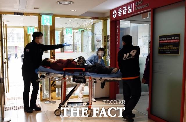 23일 보건복지부가 응급실 뺑뺑이 문제를 막기 위해 지자체와 응급환자 이송지침 정비를 논의했다. 응급의료법 개정도 속도가 나는 모양새다. 사진은 2024년 3월 11일 서울 영등포구의 한 종합병원을 찾은 환자가 119 구급대원에 도움을 받아 응급실로 들어가는 모습. /임영무 기자