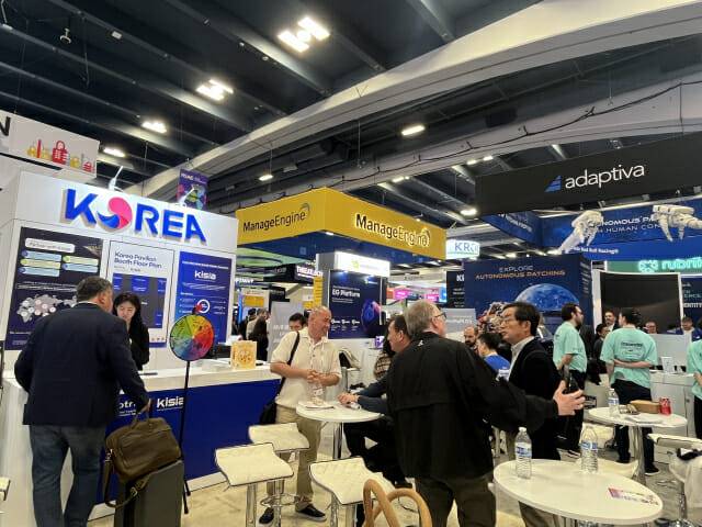 지난해 개최된 ‘RSA 콘퍼런스 2025(RSAC 2025)’에서 참관객들이 한국관을 살펴보고 있다.(사진=한국정보보호산업협회)