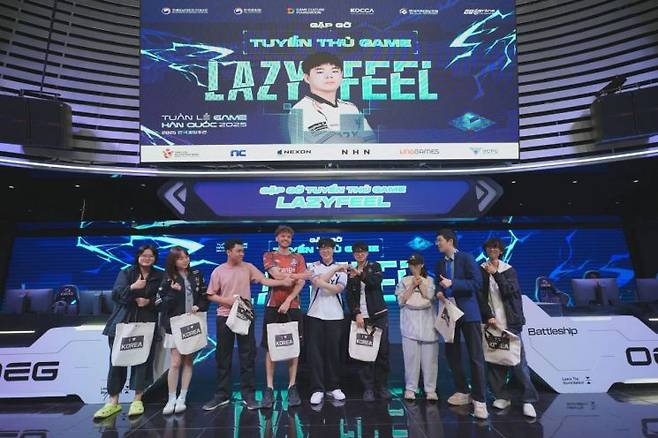 지난해 11월 주베트남한국문화원 주최로 베트남 하노이에서 열린 '2025 한국게임주간' 행사에서 현지 게임 팬들이 자국 e스포츠 선수 레이지필(왼쪽에서 다섯 번째)와 기념촬영하고 있다. 베트남한국문화원 페이스북