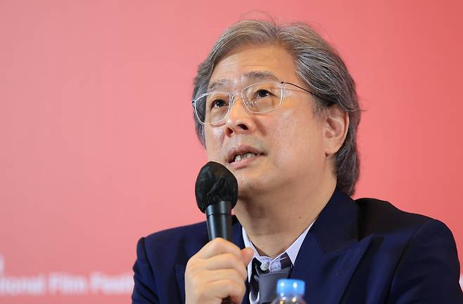 박찬욱 감독이 지난해 9월 부산 해운대구 영화의전당 중극장에서 열린 제30회 부산국제영화제(BIFF) 개막작 ‘어쩔수가없다’ 기자간담회에 참석해 취재진 질문에 답하고 있다. /뉴스1