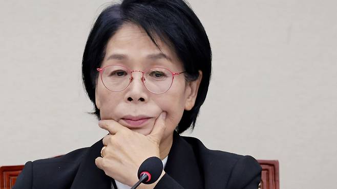 더불어민주당 소속 최민희 과방위원장이 지난해 10월 서울 여의도 국회 과학기술정보방송통신위원회에서 열린 종합감사에 본인 관련 의원 질의를 듣고 있다./남강호 기자