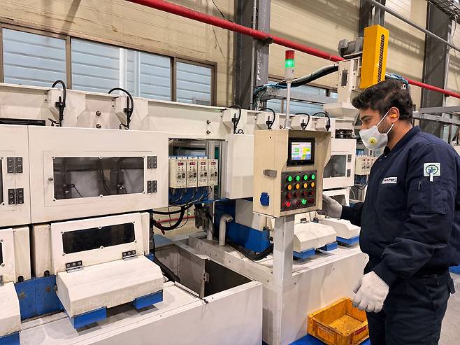 경기도 시흥에 있는 프론텍 생산공장에서 직원이 '마이크로 팩토리'를 조작하고 있다./홍인석