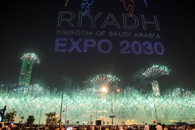 2023년 11월 28일 2030년 월드엑스포 사우디아라비아 유치를 기념하는 불꽃놀이를 즐기는 사람들. /연합뉴스