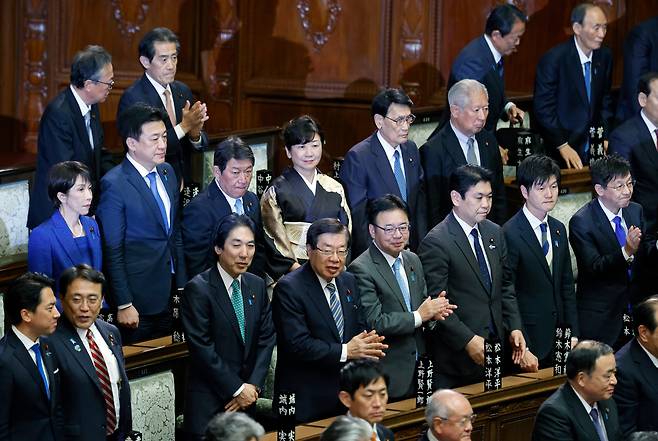 다카이치 사나에 일본 총리(왼쪽)가 23일 일본 도쿄에서 중의원 해산 발표 후 동료 국회의원들과 함께 서 있다. /연합뉴스