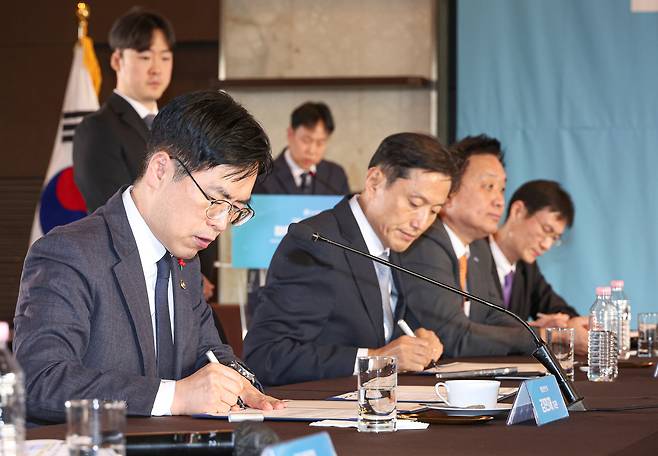 김민재 행정안전부 차관이 23일 오후 서울 종로구 더 플라자호텔 서울에서 열린 ‘공공 마이데이터 추진체계 강화를 위한 협약식’에서 기업 공공 마이데이터 서비스 추진을 위한 업무협약서에 서명하고 있다. /행정안전부 제공