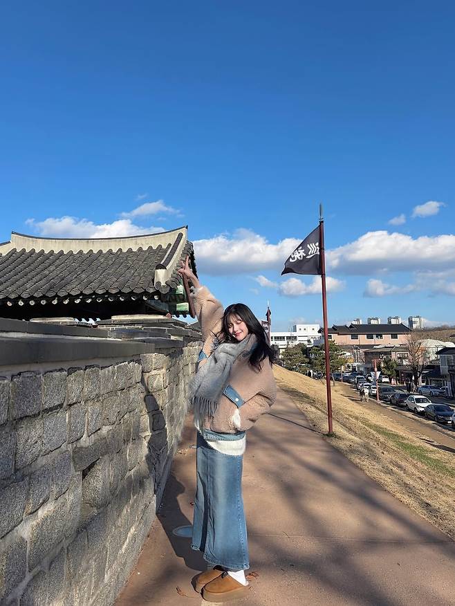 하늘의 여행지 인생샷 보장 데님 맥시스커트 코디. 인스타그램 @kissoflife_s2