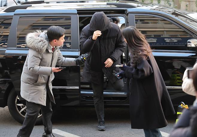 무소속 강선우 의원의 전직 보좌관 남씨가 경찰 조사를 위해 23일 서울 마포구 서울경찰청 광역수사단으로 들어서고 있다. 연합뉴스