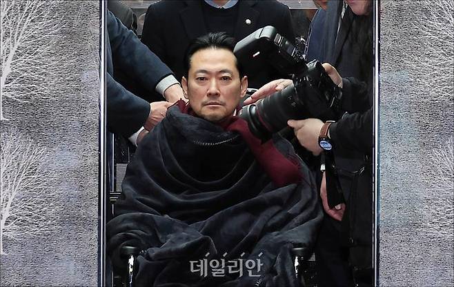 '통일교·공천헌금' 쌍특검법 수용을 촉구하며 단식을 시작한 장동혁 국민의힘 대표 지난 22일 국회에서 단식 8일 만에 박근혜 전 대통령의 단식 중단 권고를 받아들이며 단식을 중단하고 병원으로 이송되고 있다. ⓒ데일리안 홍금표 기자
