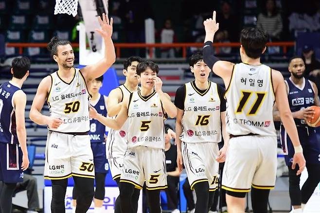KCC를 꺾고 연패서 탈출한 LG. ⓒ KBL