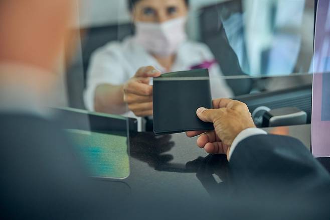 결제·계약 과정에서 소비자가 체감하는 ‘통제권’의 이동을 상징하는 장면. 게티이미지뱅크