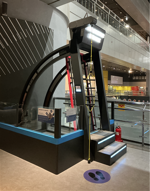 관람객이 누운 침대가 뒤로 낙하하다 전자기 유도로 인한 와류 저항을 통해 감속돼 전자기 브레이크 원리를 경험하는 '마그넷 브레이크'. 국립중앙과학관 전시품개발센터 자체 개발 전시품이다. 국립중앙과학관 제공