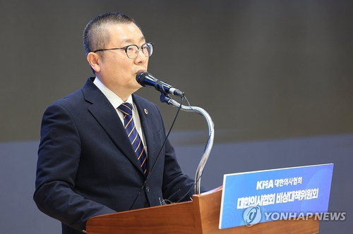 박명하 대한의사협회 비상대책위원회 조직강화위원장이 2024년 3월 19일 서울 용산구 의협 회관 대강당에서 면허정지 행정처분과 관련해 입장을 밝히고 있다.   [연합뉴스]