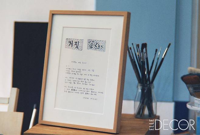 김수영 탄생 100주년을 기념해 같은 제목의 시를 적고 드로잉을 덧붙인 ‘거짓말의 여운 속에서’(2021).