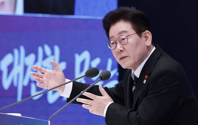 이재명 대통령이 지난 21일 청와대 영빈관에서 열린 2026년 신년 기자회견에서 발언하고 있다. 뉴시스