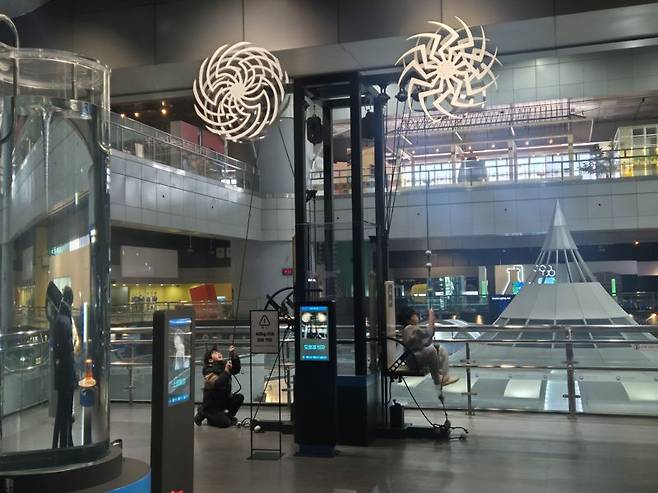 대전 국립중앙과학관 물리체험공간 '피직스랩'에 설치된 도르래의자. 의자에 앉거나 도르래 줄을 당기기도 하며 과학 원리를 체험해보고 있는 어린이들. 사진=연지안 기자