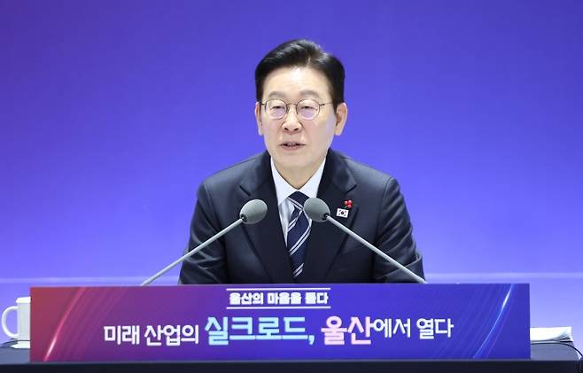 이재명 대통령이 22일 울산전시컨벤션센터에서 열린 '울산의 마음을 듣다' 타운홀미팅 간담회에서 발언하고 있다. 연합뉴스