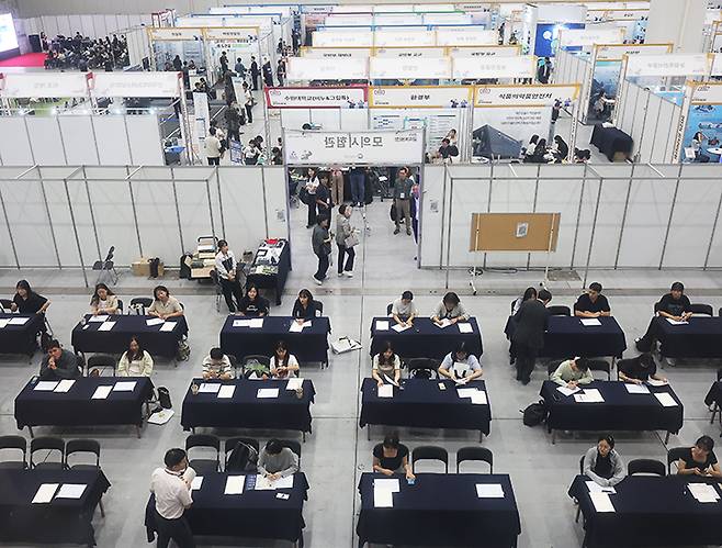 10일 경기도 수원시 영통구 수원컨벤션센터에서 열린 '2025 공직박람회'에서 관람객들이 공무원 모의시험을 치르고 있다. 2025.9.10&nbsp;(사진=저작권자(c) 연합뉴스, 무단 전재-재배포 금지)