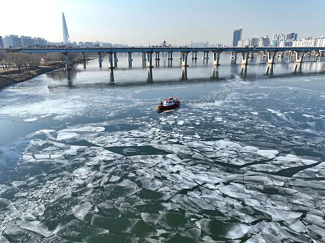 한파가 이어진 23일 서울 한강 광나루 관공선 선착장 인근에서 119 광나루수난구조대가 순찰 근무를 하며 출동로 확보 작업을 하고 있다. 연합뉴스