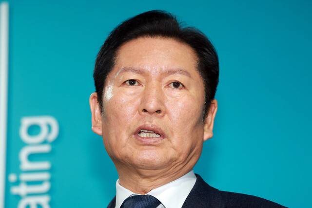 정청래 더불어민주당 대표가 23일 충북 진천 국가대표선수촌을 방문, 쇼트트랙 선수들을 격려하며 일정을 마친 뒤 조국혁신당과 합당 추진 과정을 문제 삼으며 기자회견을 연 이언주·강득구·황명선 최고위원에 관한 질문에 답하고 있다. 연합뉴스