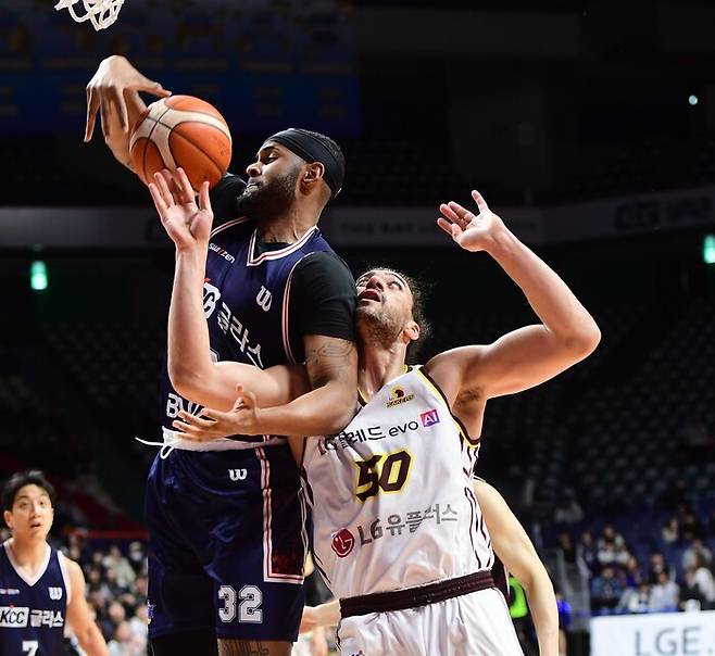 아셈 마레이(창원 LG)가 23일 부산 사직체육관에서 열린 2025~2026 남자프로농구에서 상대 선수와 골밑 튄공잡기 싸움을 하고 있다. 한국농구연맹 제공