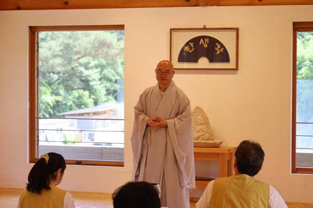 2024년 5월 서울 은평구 진관사에서 간화선 명상을 지도하는 금강 스님. 대한불교조계종 제공