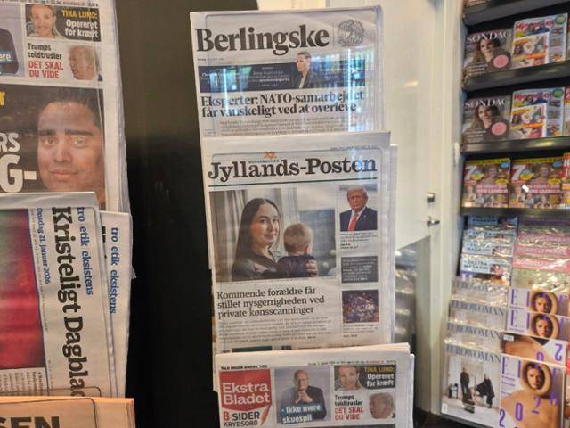 21일 덴마크 수도 코펜하겐 편의점에 놓인 신문 가판대. 도널드 트럼프 대통령의 그린란드 야욕과 북대서양조약기구(NATO 나토)를 다룬 기사가 1면에 담겨 있다. 코펜하겐=정승임 특파원