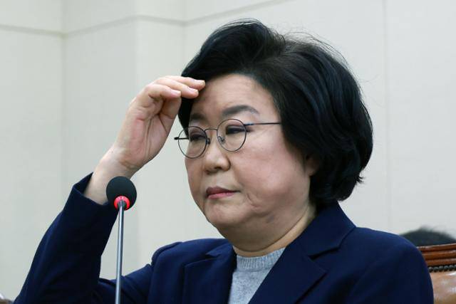 이혜훈 기획예산처 장관 후보자가 23일 서울 여의도 국회에서 열린 재정경제기획위원회의 인사청문회에서 의원 질의를 들으며 머리카락을 넘기고 있다. 뉴시스
