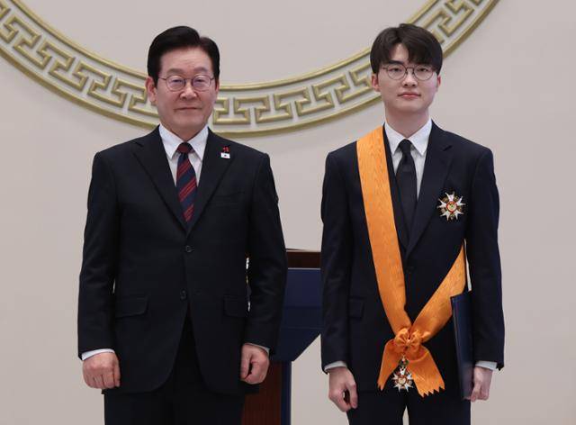 이재명 대통령이 2일 청와대 영빈관에서 열린 신년 인사회를 통해 프로게이머 '페이커' 이상혁 선수에게 체육훈장 청룡장을 수여한 뒤 함께 기념촬영을 하고 있다. 왕태석 선임기자