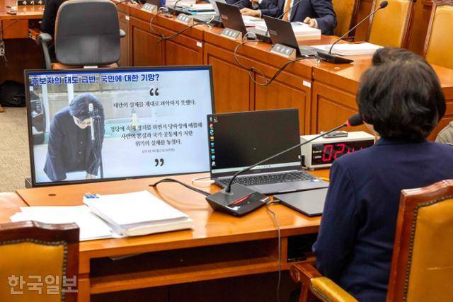 이혜훈 기획예산처 장관 후보자가 23일 국회 재정경제기획위원회 전체회의에서 열린 인사청문회에 출석해 의원의 질의를 경청하고 있다. 최주연 기자
