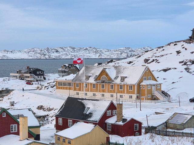 22일 그린란드 수도 누크에서 나부끼는 자치 깃발. 누크=정승임 특파원