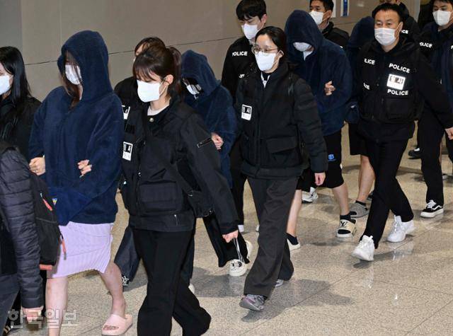 캄보디아에서 스캠(사기), 미성년 성범죄, 인질강도 등 범죄를 벌여오다 강제 송환된 한국인 범죄 조직원들이 23일 인천국제공항 2터미널 입국장으로 들어오고 있다. 영종도=강예진 기자
