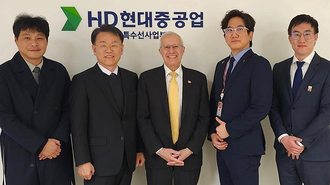 빅터 피델리(가운데) 캐나다 온타리오주 경제개발부 장관이 22일 HD현대중공업 함정사업본부 부산사무소를 방문해 회사 관계자들과 기념사진을 찍고 있다. 빅터 피델리 장관 페이스북 캡처