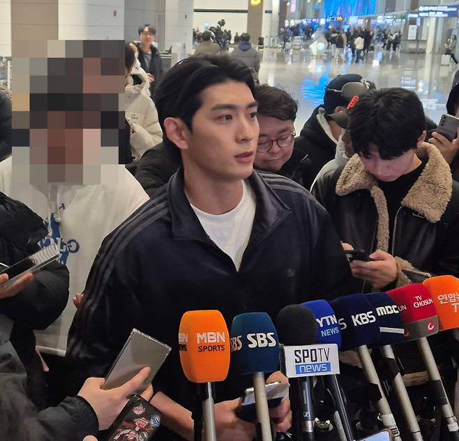 이정후가 21일 인천국제공항에서 취채진과 인터뷰하고 있다. 인천공항=이형석 기자