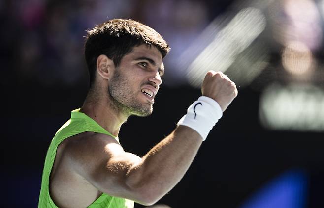 <yonhap photo-6091=""> (260123) -- MELBOURNE, Jan. 23, 2026 (Xinhua) -- Carlos Alcaraz of Spain celebrates winning after the men's singles 3rd round match against Corentin Moutet of France at the Australian Open tennis tournament in Melbourne, Australia, Jan. 23, 2026. (Photo by Hu Jingchen/Xinhua)/2026-01-23 18:18:08/ <저작권자 ⓒ 1980~2026 ㈜연합뉴스. 무단 전재 재배포 금지, AI 학습 및 활용 금지></yonhap>