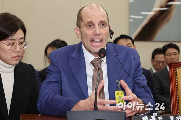 해롤드 로저스 쿠팡 대표가 31일 국회 과학기술정보방송통신위원회에서 열린 쿠팡 침해사고 및 개인정보 유출, 불공정 거래, 노동환경 실태 파악과 재발 방지 대책 마련을 위한 청문회에서 위원 질의에 답하고 있다. [사진=연합뉴스]