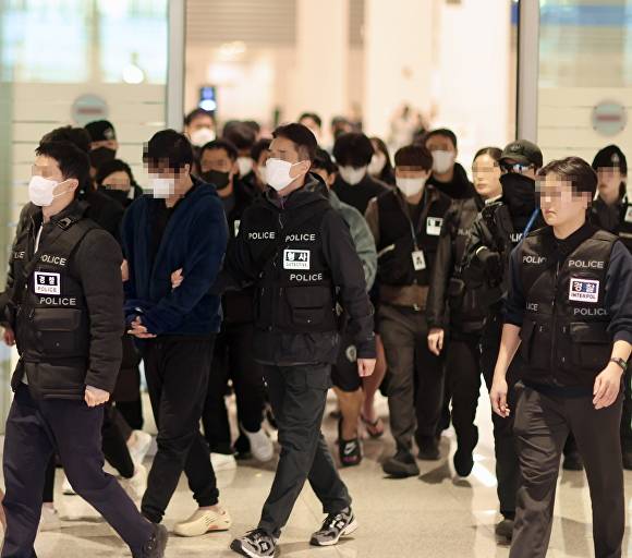 인천공항으로 강제송환된 캄보디아 범죄조직원들이 경찰에 의해 부산으로 압송되고 있다. [사진=부산경찰청]