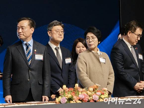 23일 오후 서울 여의도 콘래드호텔에서 열린 방송미디어통신인 신년인사회 현장에서 (왼쪽부터) 김종철 방송미디어통신위원장, 정재헌 SK텔레콤 최고경영자(CEO) 겸 한국정보통신진흥협회(KAIT) 협회장, 최민희 국회 과학기술정보방송통신위원장, 최형두 과방위 야당 간사 등이 참석한 모습. [사진=안세준 기자]