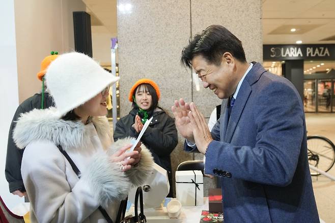 오영훈 제주도지사가 후쿠오카 현지 팝업 행사장에서 방문객들과 인사를 나누고 있다. (제주도청 제공)