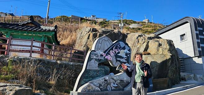 과거 신규 원전 부지로 예정됐던 경북 영덕군 해안 절벽에 자리한 따개비마을. 지난 12일 마을 이장 이미상씨가 마을의 현황을 설명하고 있다. 최준호 기자