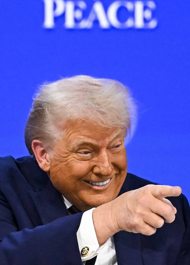 도널드 트럼프 미국 대통령이 지난 22일(현지시간) 스위스 다보스에서 열린 세계경제포럼(WEF) 연차총회에서 연설 도중 제스처를 취하고 있다. AFP=연합뉴스