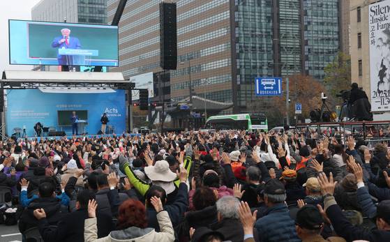 지난해 11월 30일 광화문네거리에서 사랑제일교회 전국주일연합예배가 열리고 있다. 연합뉴스