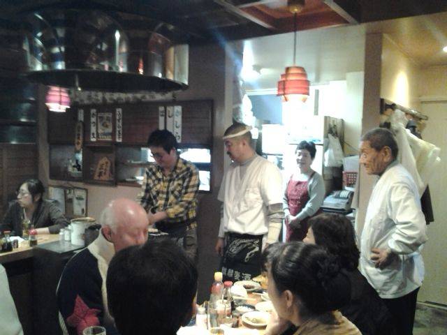 김도현씨가 일본 유명 꼬치 집에서 레시피를 전수받고 있다. 사진 김도현